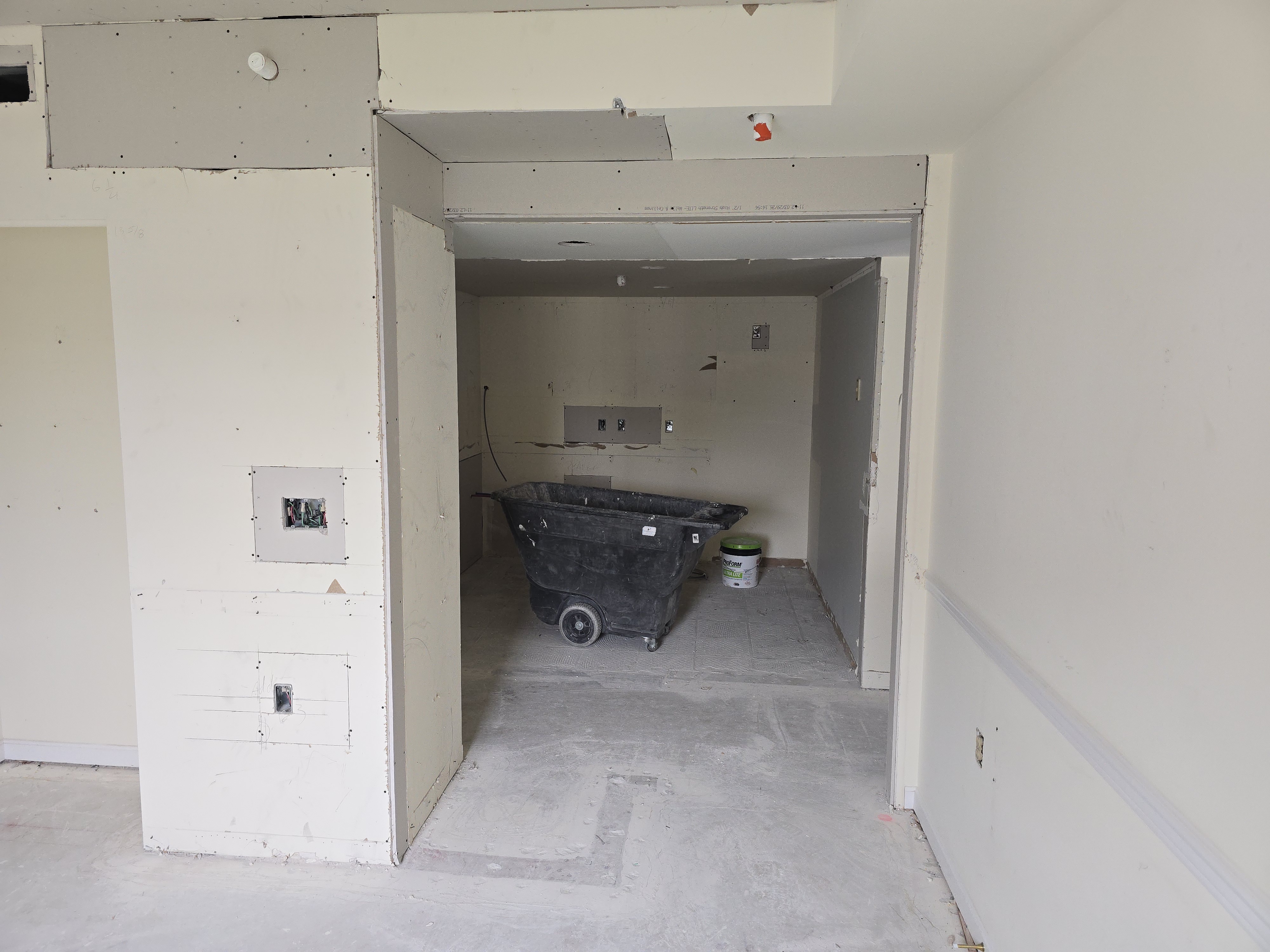 apartment 7 bedroomEntranceBefore